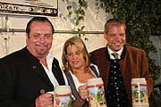 Monika Gruber und Paulaner Chef Andy Steinfatt sind frisch liiert. Die Schleife ist schon mal rechts bei der Gruberin = liiert... (©Foto: Ingrid Grossmann)